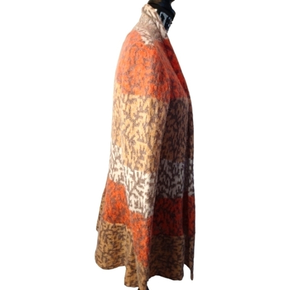 LUCY and Laurel Wool, Alpaca, Acrylic, Nylon, Lightweight, Women's Sweater - Picture 4 of 11